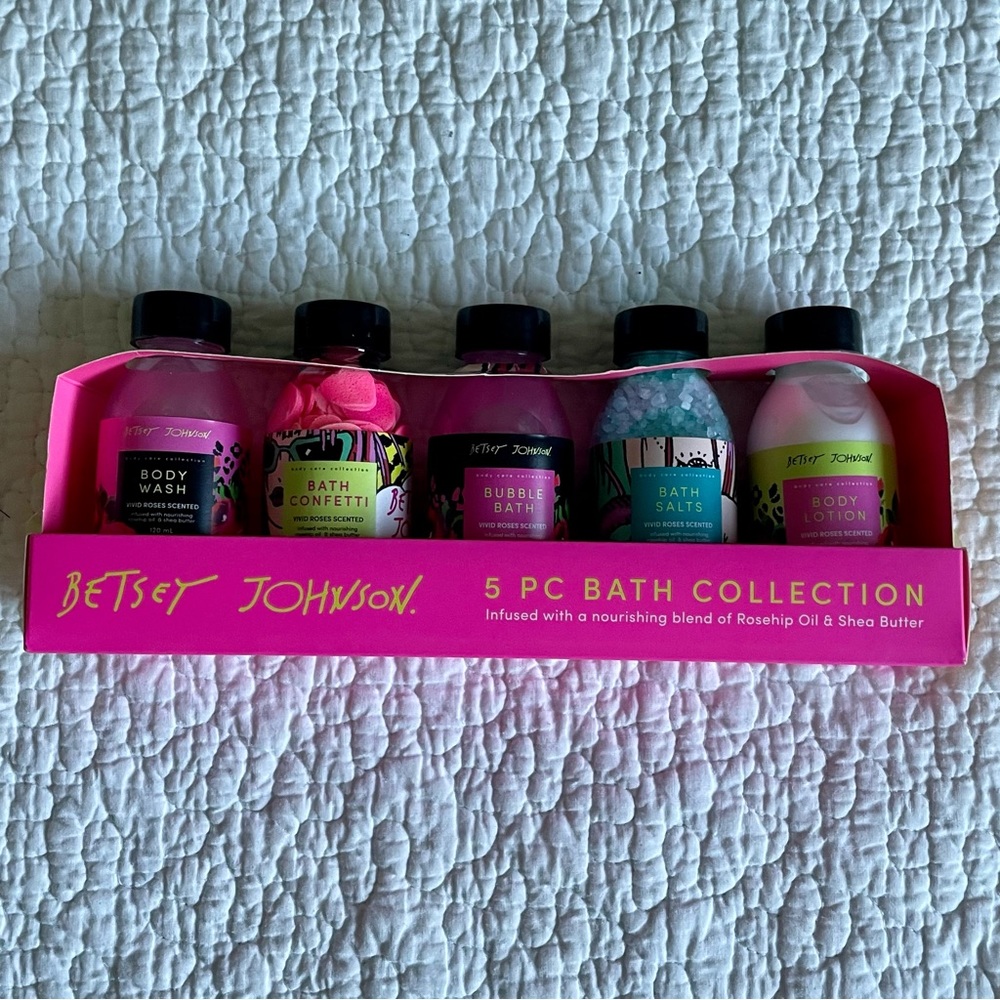 Betsey Johnson 5 Piece Bath Collection Set- NWT
